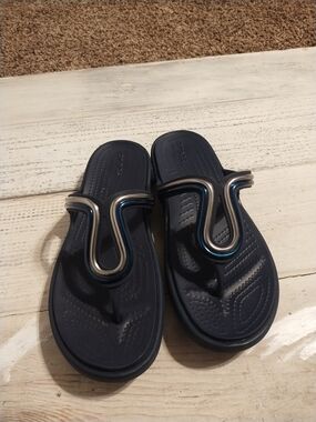 FlipCrocs Sanrah Metalblock Blue Silver Flip Flop Thongs Women’s size 7